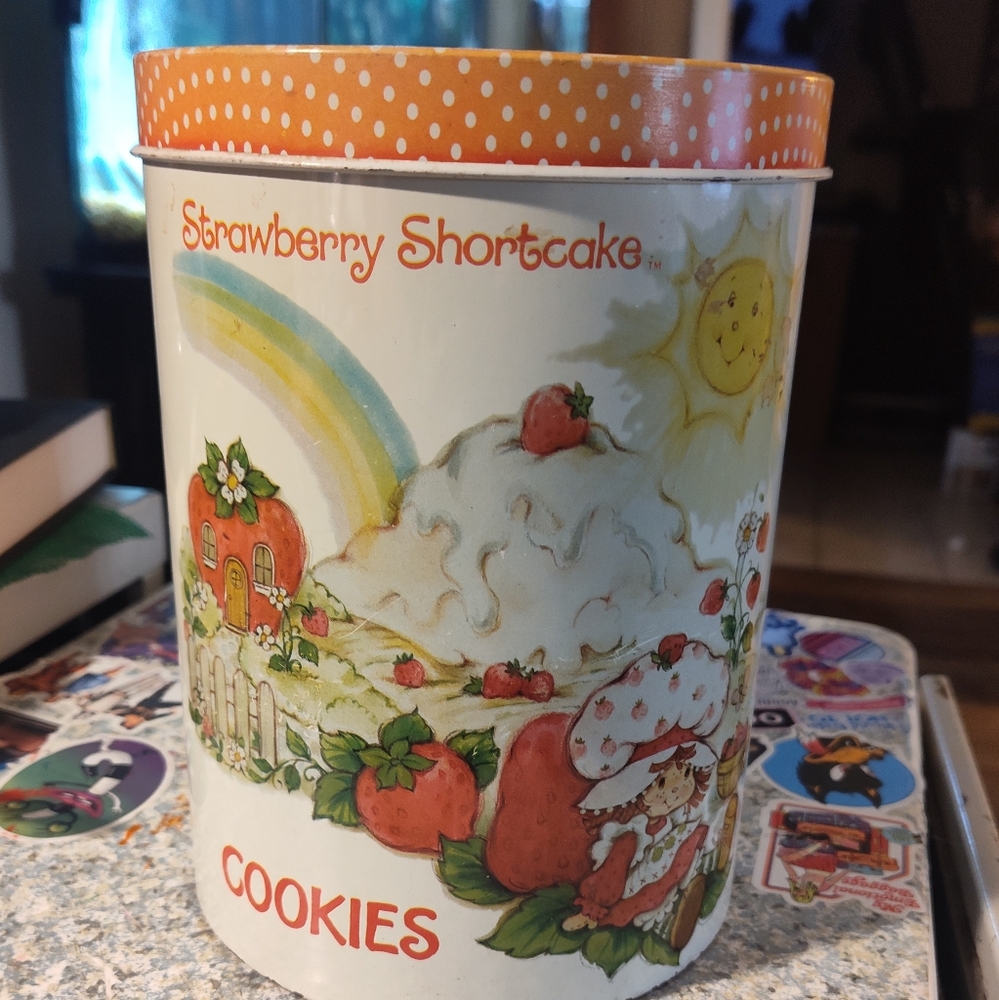 Vintage strawberry shortcake cookie tin straight from the 1980s unique  rare